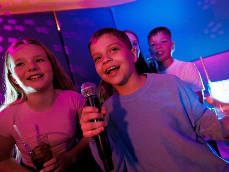 Des enfants qui chantent un karaoké à Toulouse